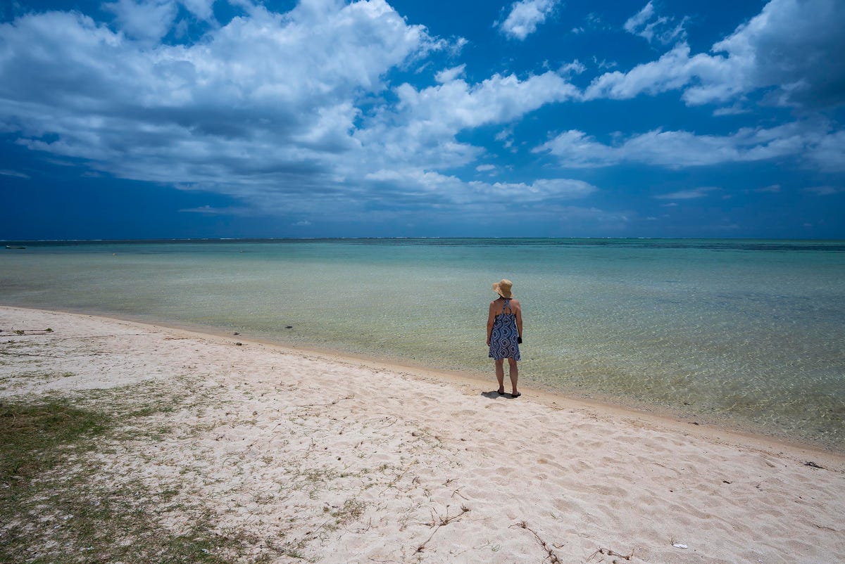 The tropical warm climate and good sandy beachesare particularly attractive to tourists.